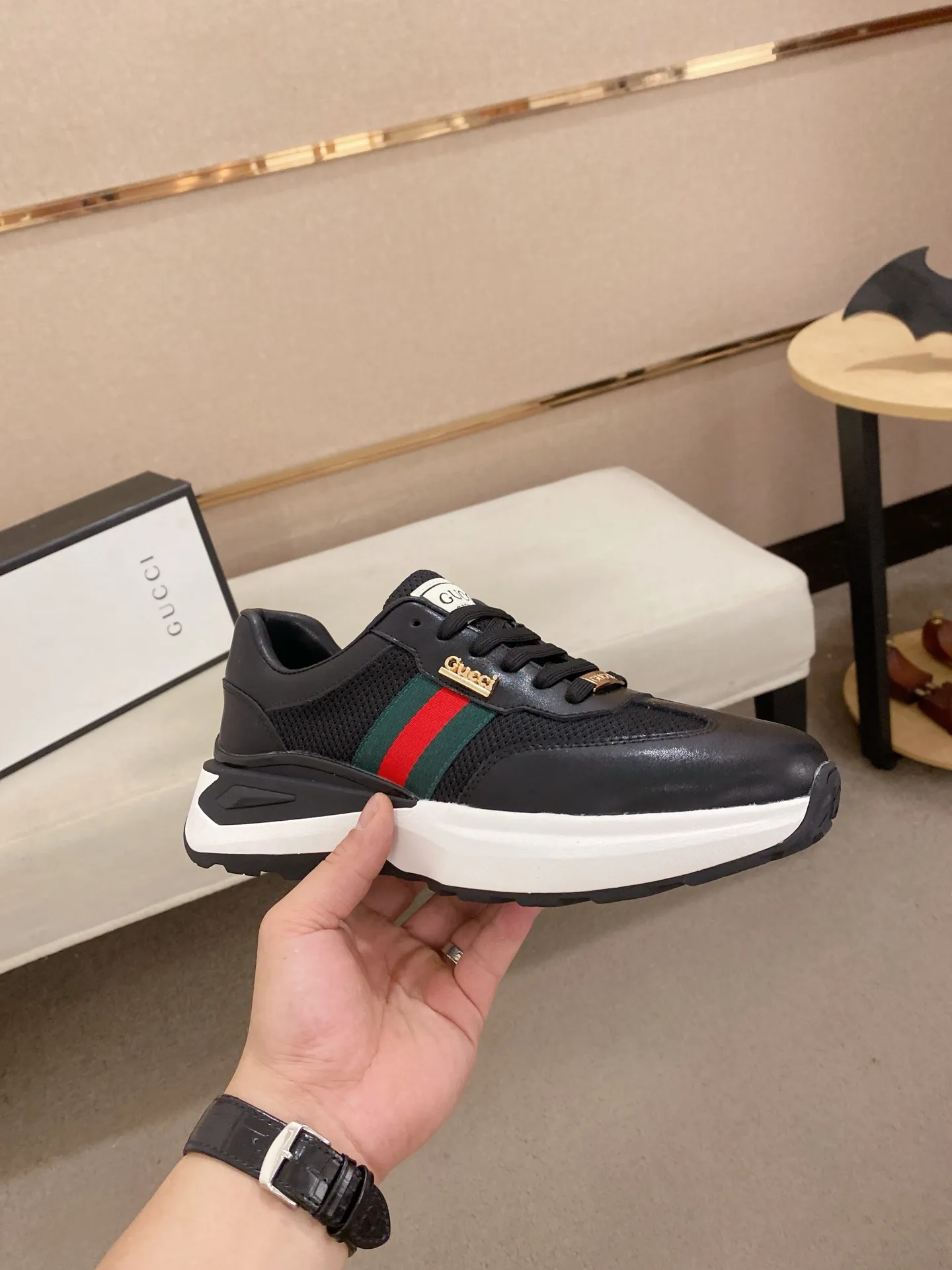 Men's shoes 💰 462💰The new GUCCI (Gucci) counters are launched simultaneously. The new men's shoes, 😘fabrics are selected from imported cowhide, and the lining is sheepskin lining. 👍🏿 High-end ☄️ air-cushion molded anti-slip rubber outsole, exquisite lines, simple and elegant, comfortable and high-end for leisure travel. Code number: 38 to 44 (45 can be customized and cannot be returned or exchanged)